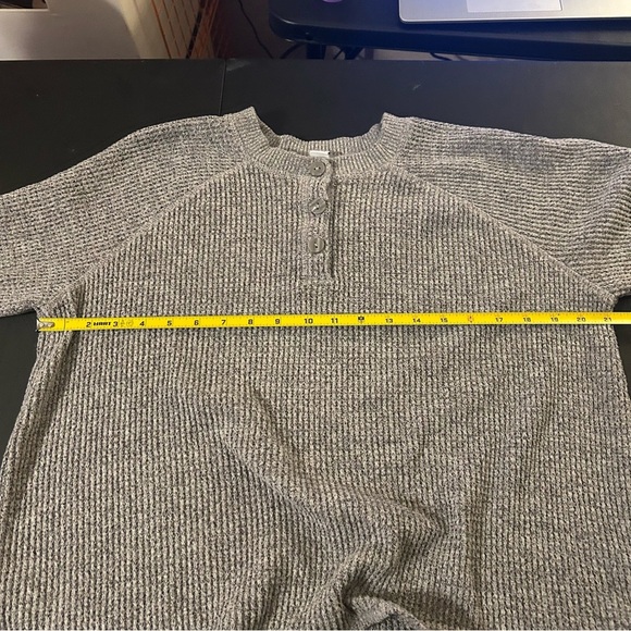 Old Navy Grey Waffle Knit Long Sleeved Thermal Size L Fall Layering Cozy Warm - Picture 6 of 11